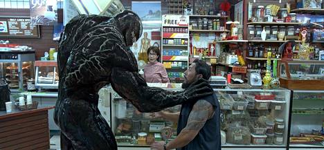 Öljymäinen loishahmo Venom pysäyttää kaupan ryöstäjän.