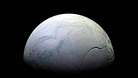 Saturnuksen kuu Encaladus on jään peittämä. Jää alla on meri.