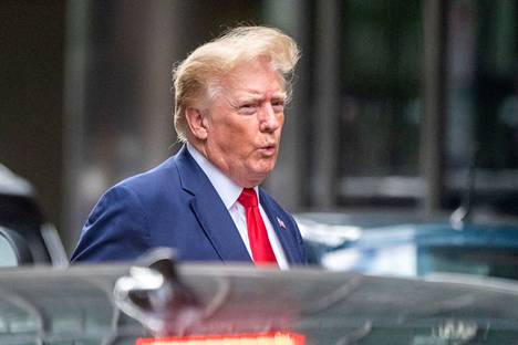 Donald Trump lähdössä Trump Towerista New Yorkissa keskiviikkona 10. elokuuta.