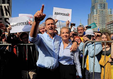 Oppositiojohtaja Alexei Navalnyi osallistui viime lauantaina Moskovassa mielenosoitukseen vaimonsa Yulian kanssa.