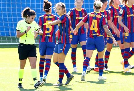 Paola Cebollada López (vas.) ja muut naisten Espanjan liigan erotuomarit saavat jatkossa suuremmat palkkiot työstään. Kuva FC Barcelonan ja EDF Logroñon ottelusta lokakuulta 2020.