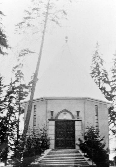 Leposaaren hautausmaan kappeli on arkkitehti Armas Lindgrenin suunnittelema. Se sijaitsee saaren korkeimmalla kohdalla. Kuva vuodelta 1927.