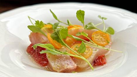 Hamachi-annoksessa piikkimakrilli tarjoillaan kuivatusta kalasta ja merilevästä tehdyn liemen sekä veriappelsiinin kanssa.