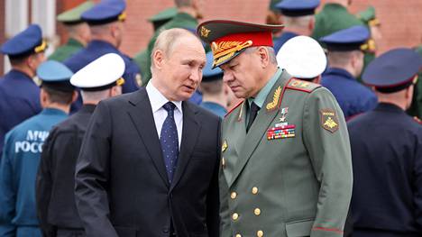 Venäjän presidentti Vladimir Putin (vas.) ja puolustusministeri Sergei Šoigu kuvattuna Moskovassa vuonna 2022.