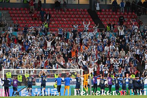 Suomi juhli avauskierroksen voittoaan Tanskasta kannattajiensa edessä. Aiemmin ottelussa Suomen kannattajat osoittivat myötätuntoaan Christian Eriksenille, mikä herätti positiivista huomiota jopa ympäri maailmaa.