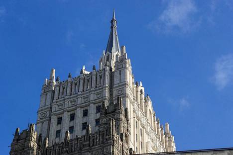 Venäjän ulkoministeriön rakennus piirtyi kirkasta taivasta vasten viime tiistaina. Vuonna 1953 valmistunut tornitalo on yksi Moskovan niin kutsutuista Stalinin hampaista.