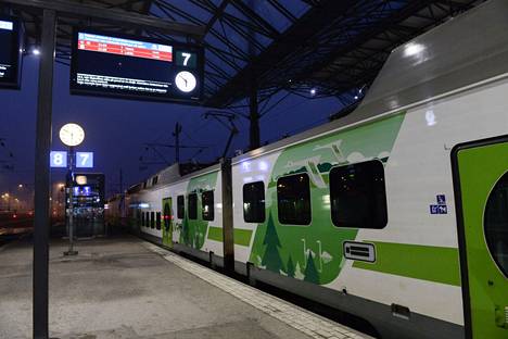Lakko alkoi sunnuntain ja maanantain välisenä yönä puolilta öin. Perutuista junavuoroista kerrottiin Helsingin päärautatieasemalla varhain maanantaina.