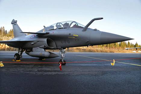 Dassault Rafale -monitoimihävittäjä Pirkkalassa tiistaina. Koneella lennetään tällä viikolla testauslentoja.