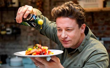 Voiko ruoan kotiinkuljetus lamauttaa Helsingin ravintolat? Britanniassa se  vei julkkiskokki Jamie Oliverin ravintolat konkurssin partaalle - Päivän  lehti  