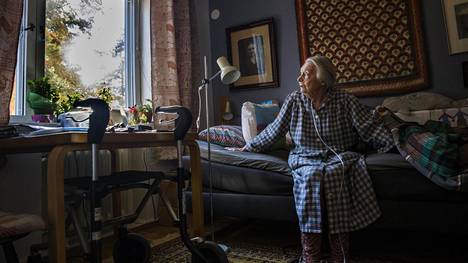 Helsingin Meilahdessa asuva 91-vuotias Helvi Ukkola-Saarinen huolestui uuden kauppapalvelun Servean toimintatavoista. Hän sai apua sukulaisilta ja kotihoidon työntekijältä. ”Monilla muilla on varmasti hätä, koska he ovat jääneet ilman ruokaa”, hän sanoo.