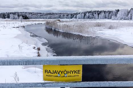 The highest peaks of the forest visible behind Lake Salajärvi in ​​the background are on the Russian side.