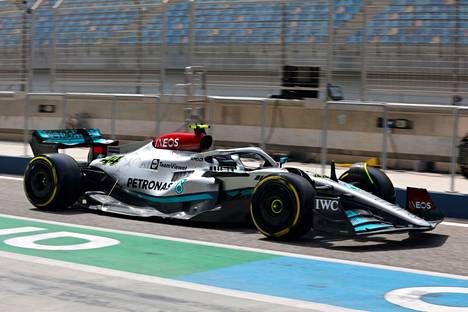Lewis Hamilton ajoi aamupäivällä torstaina Mercedeksen uudistunutta F1-autoa.