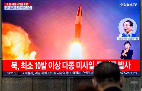 Pohjois-Korean ohjuslaukaisusta varoittavaa uutislähetystä näytettiin Etelä-Korean Soulissa keskiviikkona. 