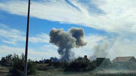 Miehitetyllä Krimin niemimaalla sijaitsevasta Venäjän asevoimien lentotukikohdasta nousi savua tiistaina sen jälkeen, kun paikalla oli tapahtunut useita räjähdyksiä.
