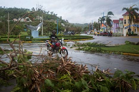 Mies ajoi moottoripyörällä Samanan kaupungissa Dominikaanisessa tasavallassa tiistaina hurrikaani Fionan väistyttyä.