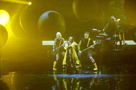The Rasmuksen lavashow’hun Torinon Euroviisuissa kuuluu sadetakkeja ja ilmapalloja.