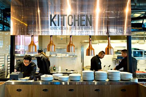 Helsingin Sanomien selvityksessä eniten koronatukia saanut HMSHost Finland pyörittää useita ravintoloita ja kahviloita Helsinki-Vantaan lentoasemalla. Yksi niistä on ravintola Nordic Kitchen.