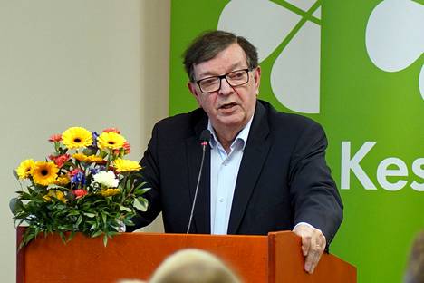 Paavo Väyrynen kuvattiin keskustan puoluevaltuuston kokouksessa Vaasassa 9. huhtikuuta 2022.
