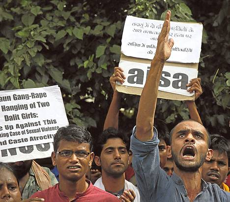 Jawaharlal Nehru -yliopiston opiskelijat osoittivat mieltä raiskauksia vastaan perjantaina Delhissä.