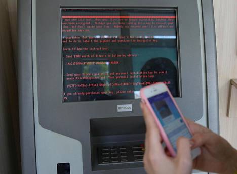 Rahaa pyytävä viesti Ukrainan valtionpankin Oschadbankin maksuautomaatin näytöllä Kiovassa tiistaina.