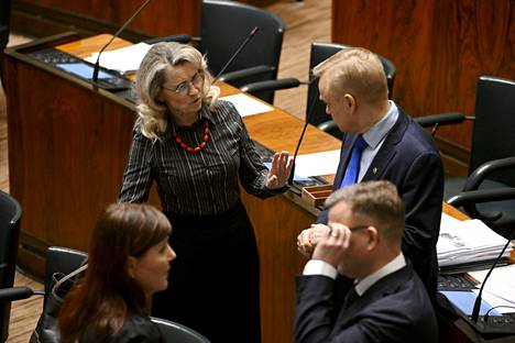 Kristillisdemokraattien Päivi Räsänen ja kokoomuksen Timo Heinonen kuvattiin eduskunnan täysistunnossa keskiviikkona.