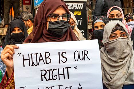 ”Hijab on oikeutemme” luki mielenosoittajan kyltissä keskiviikkona Delhissä Intiassa.