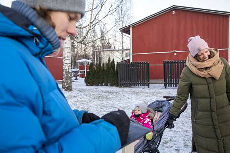 Pariskunta Anssi Tapola  ja Maja-Stina Andersson sekä tytär Eva-Li  saapuivat käymän Marantontie 25:n joulukalenteritapahtumassa. Vuorossa oli arvaus, paljonko pullossa on käpyjä.