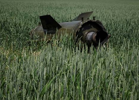 Venäläisen ohjuksen jäänteet ukrainalaisella vehnäpellolla Donetskin alueella kesäkuussa 2022.