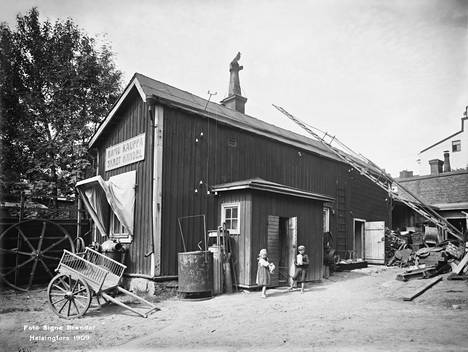 Signe Brander kuvasi Iso-Roobertinkatu 15:n sisäpihalla olleen romukaupan vuonna 1909.