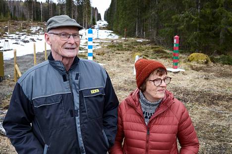 Pekka ja Anneli Kunnas asuvat Värtsilässä Pohjois-Karjalassa aivan valtakunnan rajan vieressä. Kunnasten kotiovelta kävelee rajalle muutamassa minuutissa. Sinivalkoisten rajapyykkien takana on Suomi, punavihreiden rajapyykkien takana Venäjä.