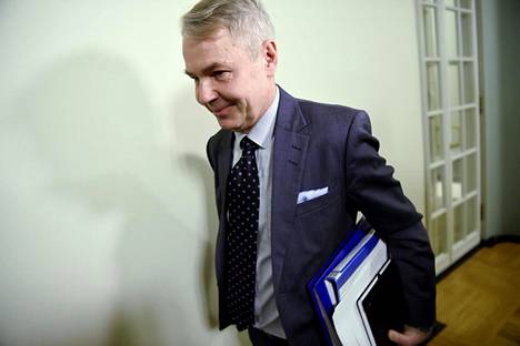 Ulkoministeri Pekka Haavisto (vihr) menossa eduskunnan perustuslakivaliokunnan kuultavaksi 14. tammikuuta.