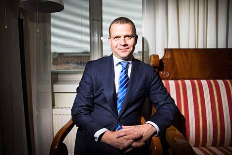 Valtiovarainministeri Petteri Orpo kertoo HS:lle saaneensa kuluneella viikolla iloisen yllätyksen. Orpo kuvattiin työhuoneellaan valtiovarainministeriössä marraskuussa.