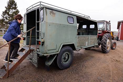 Vanha armeijan maastokuljetusauto on avoin sivuilta ja vieraat pääsevät aitiopaikoilta tutustumaan strutseihin.