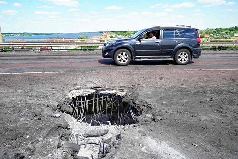 Ukraina iski Dneprjoen ylittävälle, venäläisten hallussa olevalle Antonivskyj-sillalle. Kuva otettu torstaina 21. heinäkuuta. 