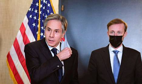 Yhdysvaltain ulkoministeri Antony Blinken vasemmalla kuvattuna maaliskuussa.