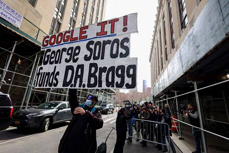 Mielenosoittaja kannusti keskiviikkona newyorkilaisia tarkistamaan Googlesta sen, että miljardööri George Soros ”rahoittaa” syyttäjä Alvin Braggia.