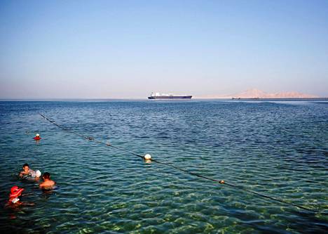 Ihmiset uivat Punaisessa meressä Sharm el-Sheikhin turistikeskuksessa.