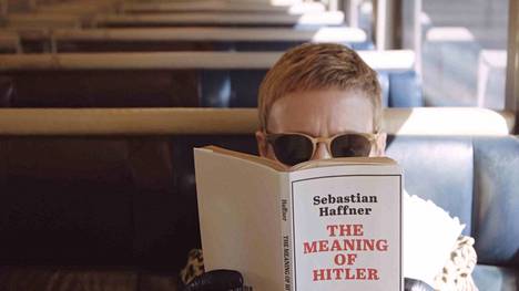 Saksalainen dokumenttaristi Petra Epperlein (kuvassa) vaikuttui huomioista, joita journalisti Sebastian Haffner teki vuonna 1978 valmistuneessa menestyskirjassaan. Se julkaistiin suomeksi vuonna 1982 nimellä Hitler – reunamerkintöjä.