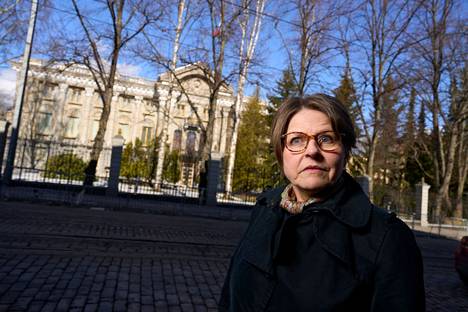 Europarlamentaarikko Heidi Hautala (vihr) kuvattuna Tehtaankadulla Venäjän suurlähetystön edustalla viime huhtikuussa.