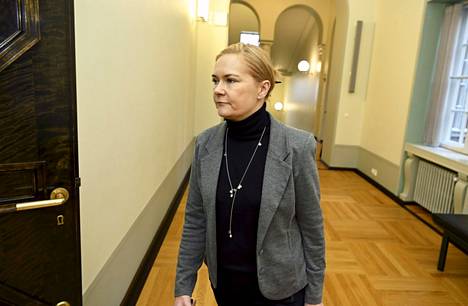 Perussuomalaisten kansanedustaja Mari Rantanen saapui eduskunnan hallintovaliokunnan kokoukseen torstaina.