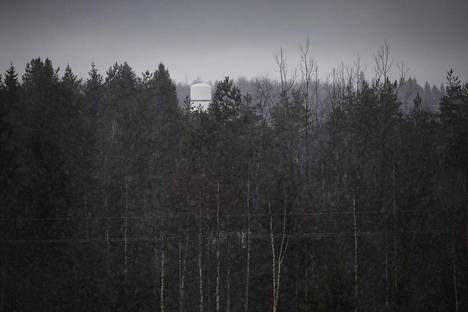 Puolustusvoimien Viestikoekeskus Jyväskylän ja Uuraisten rajalla sijaitsee maastossa, joka ei houkuttele kulkijoita. Pusikkoisen suomaaston keskellä oleva alue on tarkasti vartioitu kameroin ja koirin.