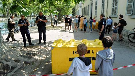Poliisi oli eristänyt puukotuksen tapahtumapaikan Annecyssä torstaina.