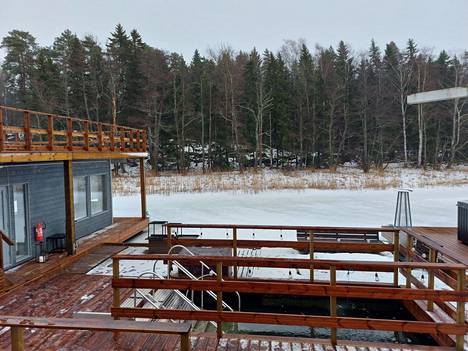 Laajasalon uudella talviuintipaikalla uimarit voivat laskeutua mereen turvallisesti portaita pitkin. Vasemmalla näkyy saunarakennus.