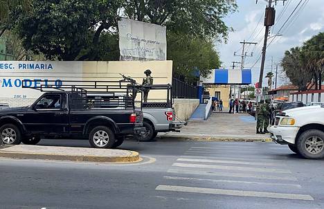 Meksikolaiset viranomaiset etsivät johtolankoja Matamorosissa maanantaina.
