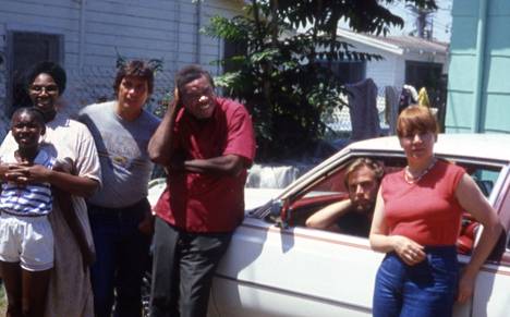 In August 1982, Helge Tallqvist (third left) made a three-week pilgrimage to California, where she met, among others, her role model, harmonica George “Harmonica” Smith (center).  Smith, who lived in Watts and Los Angeles with his family, presented his car in the backyard of his house to a Finnish party, which included Micu Finér (right) and Tallqvist's mentor, blues musician Pepe Ahlqvist.  On the left is Smith's wife Christine Smith and the couple's daughter.  George Smith, who suffered from heart problems, died a year after the appointment at the age of 59.