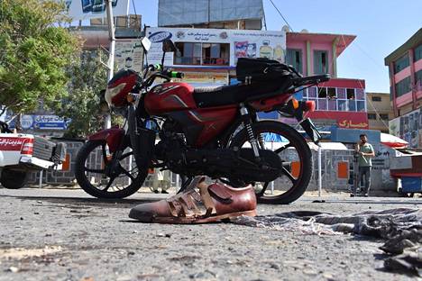 Mazar-e Šarifin kaupungissa räjähti viime viikon torstaina pommi, joka tappoi yhden ja haavoitti 12:sta. Tällä hetkellä kaupungissa jatkuvat Talebanin ja Afganistanin armeijan väliset taistelut.