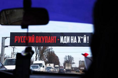 Lukuisat julisteet kertovat ukrainalaissotilaan huudahduksesta venäläiselle sotalaivalle. Tässä julisteessa käsketään venäläismiehittäjiä häipymään Ukrainassa. 