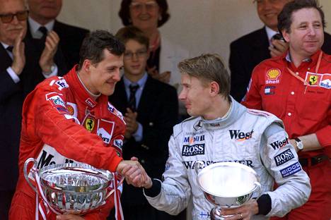 Michael Schumacher (vas.) ja Mika Häkkinen olivat formuloissa kova taistelupari.