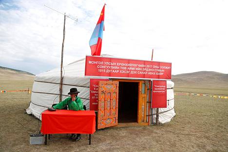 Vaalivirkailija odotti äänestäjiä vaalijurtan edustalla Tövin maakunnassa Mongolian keskiosissa.