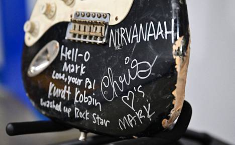Kurt Cobainin kitaran yksityiskohtia.